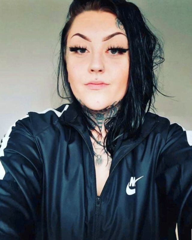 A pesar de que intenta taparlo, el tatuaje se ve