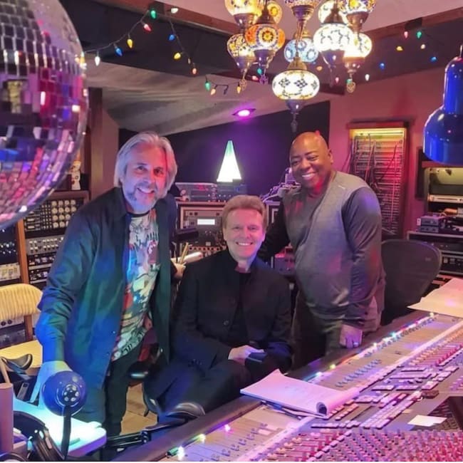 Luis Miguel junto a Jackson Jr. y Dave Reitzas en un estudio de grabación