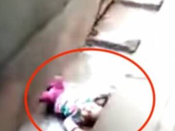 BEBÉ CAE A LAS VÍAS Y SUCEDIÓ ALGO INESPERADO