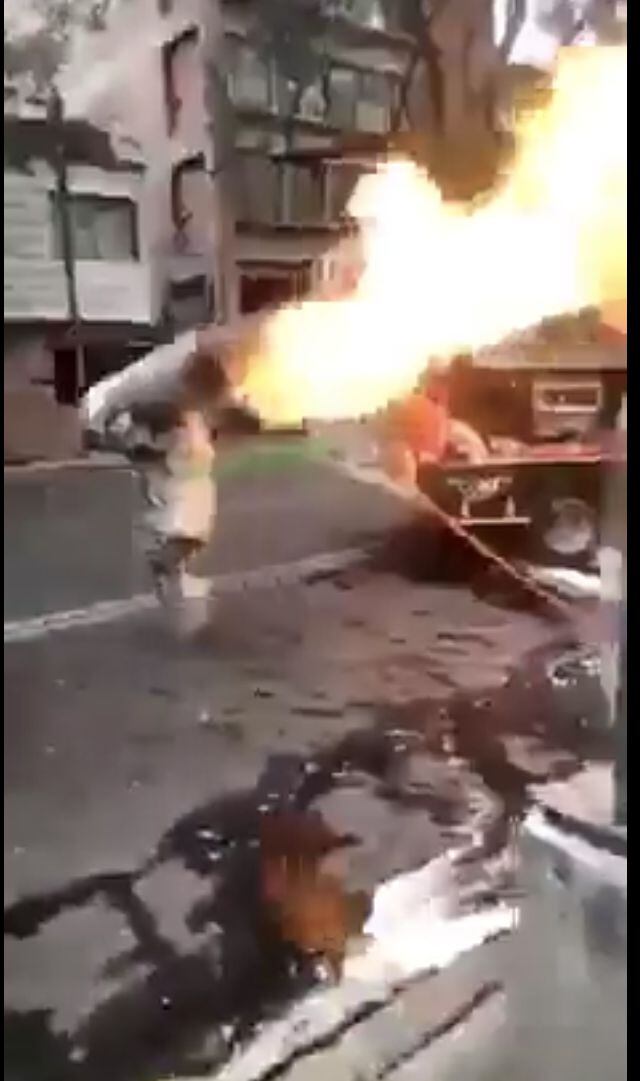 Bomber se hace viral al cargar tanque de gas en llamas