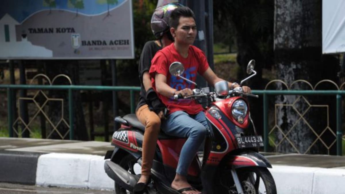 Prohíben viajar en la misma moto a parejas no casadas