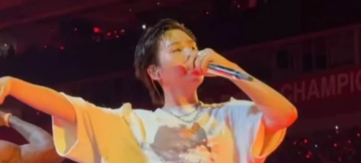 Suga de BTS usa camisa de Maria Sabina en uno de sus conciertos