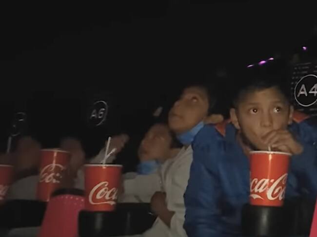 Youtuber invita a niños de casa hogar a estreno de Spider-Man