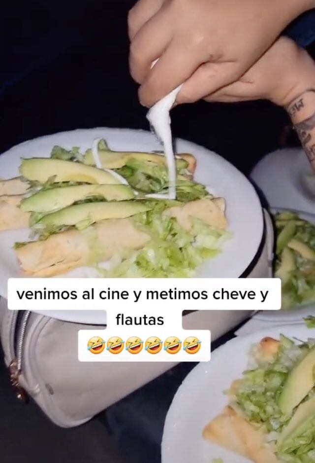 Amigas meten flautas y cheve al cine