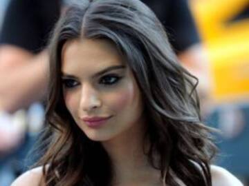 Emily Ratajkowski pasea a su perro en lencería