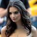 Emily Ratajkowski pasea a su perro en lencería