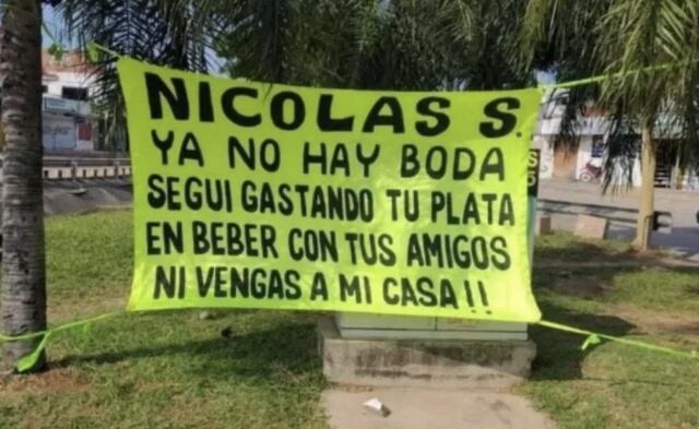 Le avisa a su novio que cancela la boda, con una manta en la calle