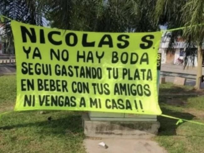 Le avisa a su novio que cancela la boda, con una manta en la calle