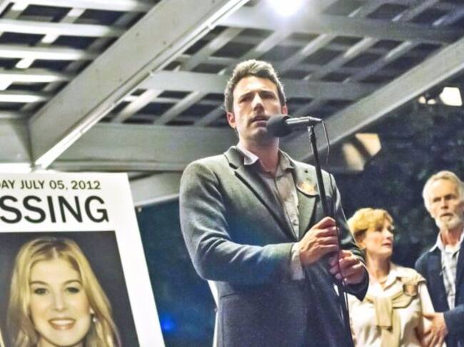 En la película, el hombre busca desesperadamente a su esposa cuando desaparece