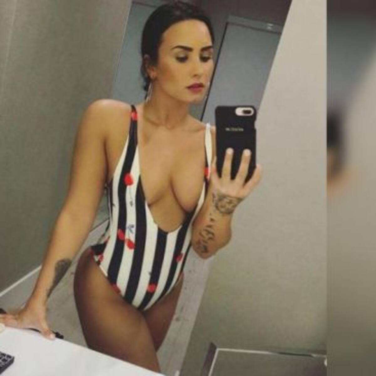 Demi Lovato impactó con traje de baño