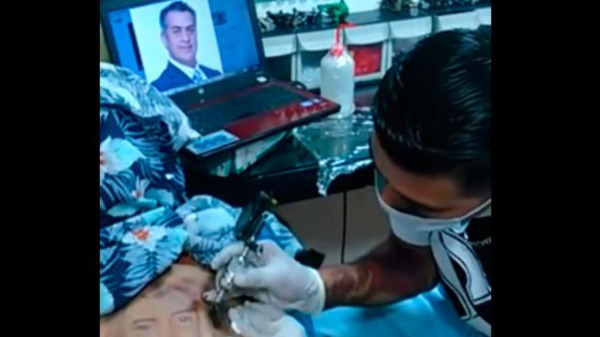 Se tatúa el rostro de 'El Bronco'