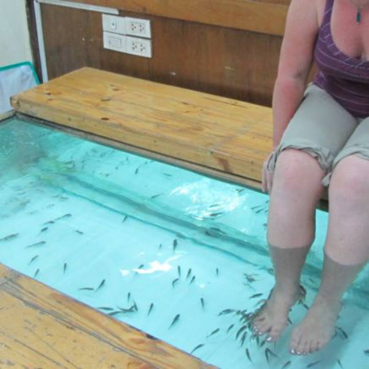 Pierde sus dedos por spa con peces