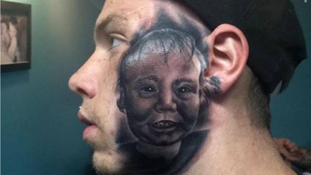 Papá se tatúa el rostro de su bebé en la mejilla