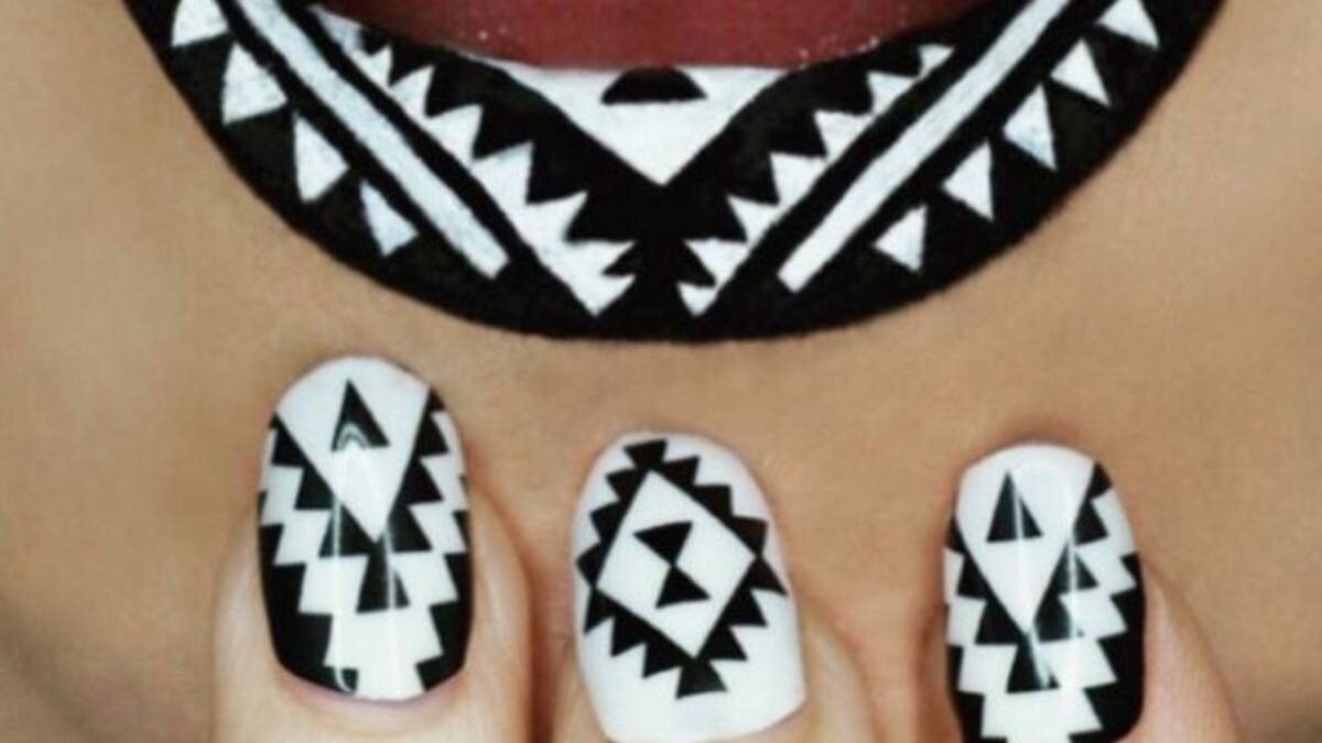 Ella no teme jugar con sus labios para hacer obras de arte
