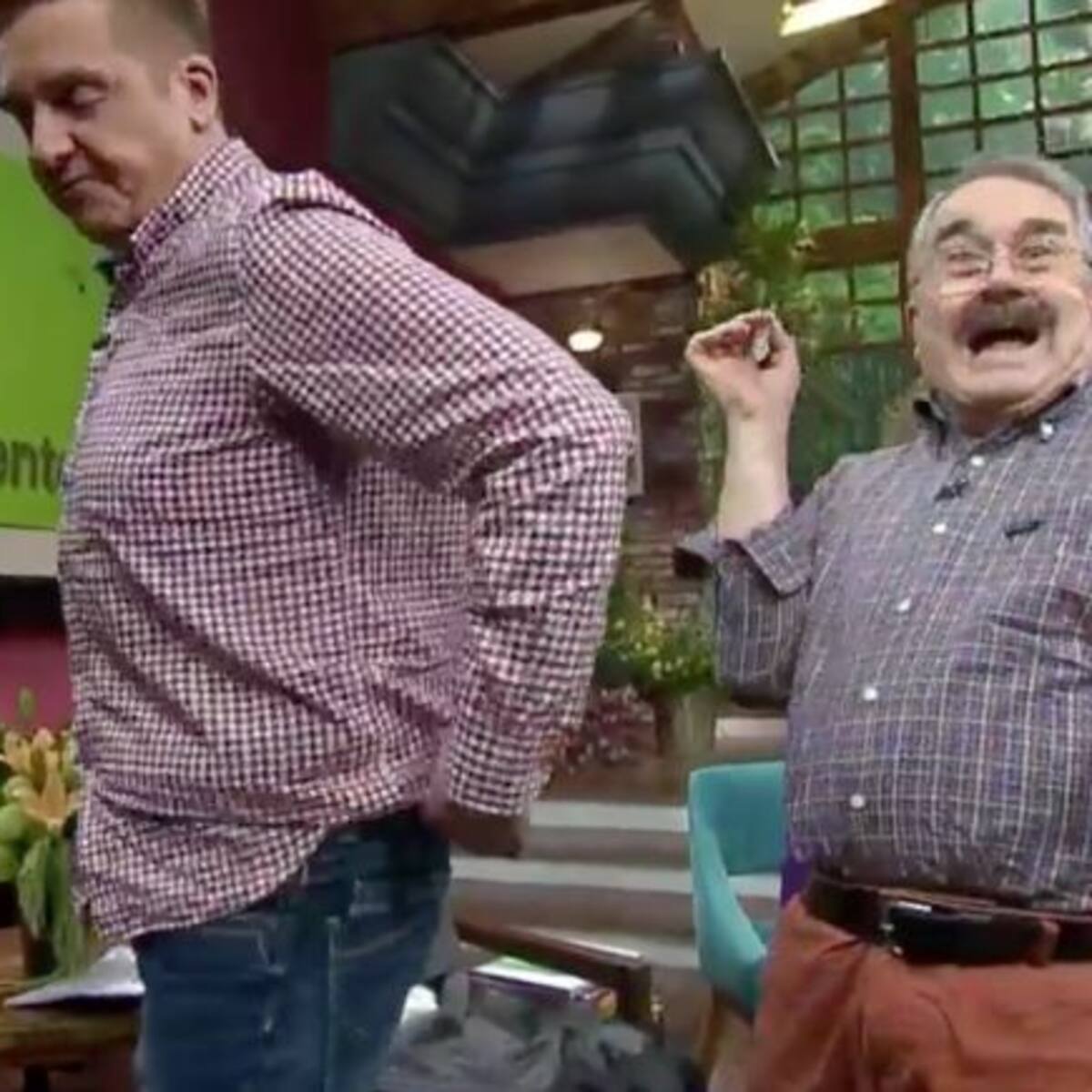 Pedrito Sola bien apuntado con el trasero de Daniel Bisogno