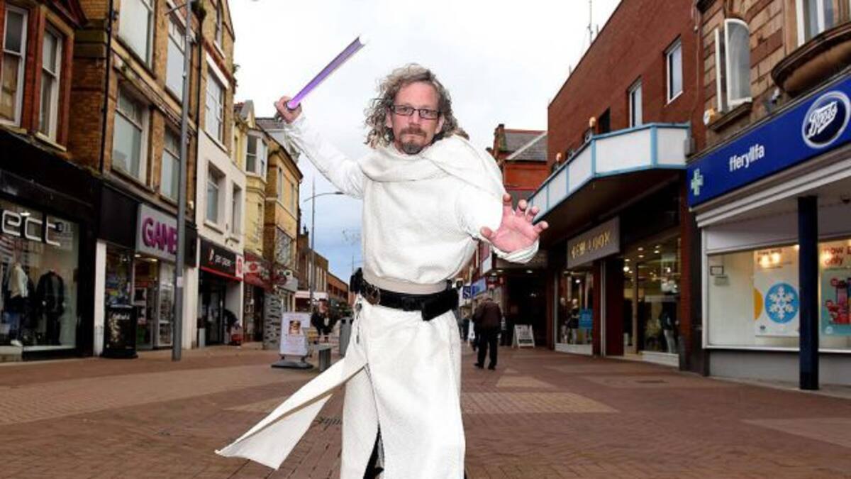 El hombre que dedica su vida a ser un Jedi