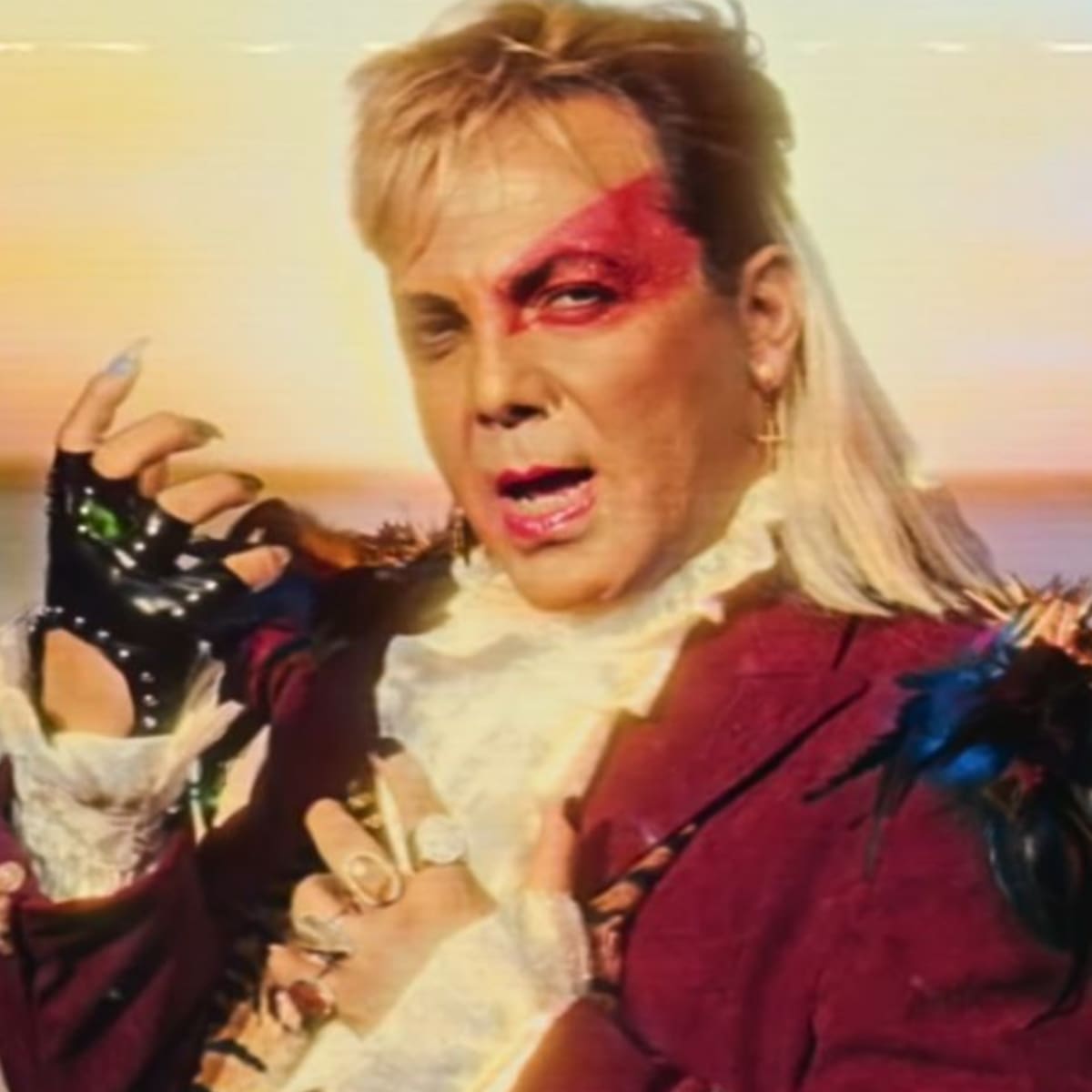 ¿Cristian Castro se convierte en Bowie? Así se reinventó en su más reciente lanzamiento 'Se fue el Sol'