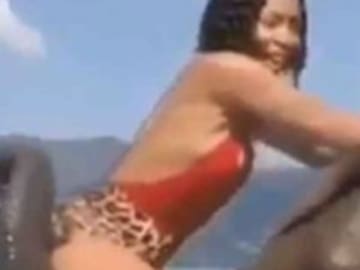 Quería una foto sexy sobre un elefante y resultó lo contrario