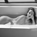 Camila Sodi posa sin ropa en la bañera