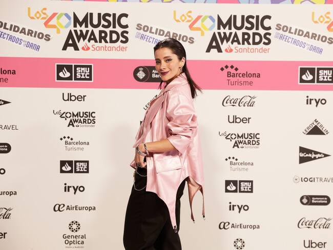 Martina Orrego, presentadora de 'Página 40' en LOS40 Chile, se ha puesto un conjunto de chaleco y chaqueta a juego. ¡Está ideal!