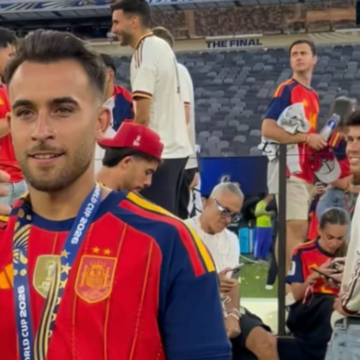 El celular “extraño” que usaron los jugadores de España para celebrar el Mundial está causando revuelo, ¿qué modelo es y por qué ha impactado a muchos?