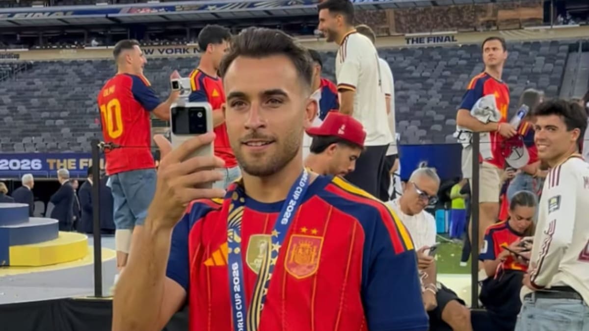 El celular “extraño” que usaron los jugadores de España para celebrar el Mundial está causando revuelo, ¿qué modelo es y por qué ha impactado a muchos?