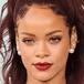 Confunde a joven con Rihanna y se hace viral