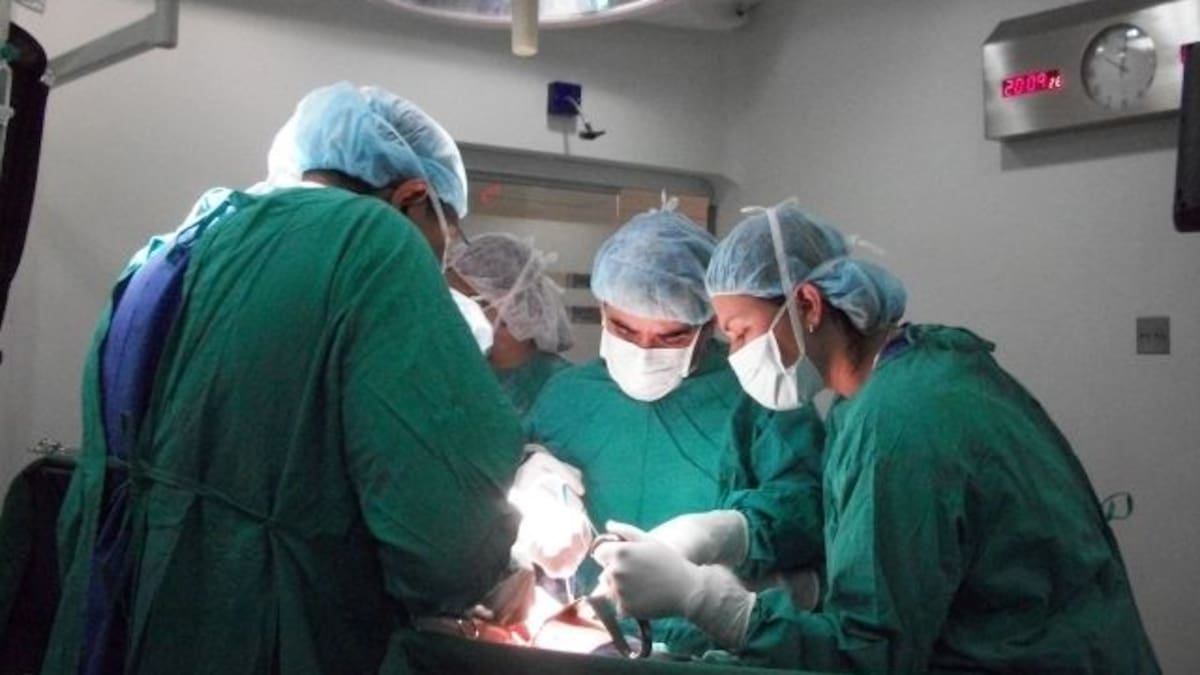 Una flatulencia casi le quita la vida