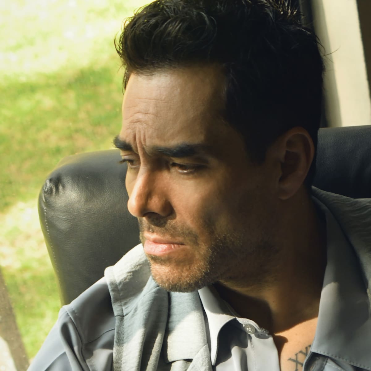 Omar Chaparro moldea su faceta musical con el estreno de "Te Mereces"