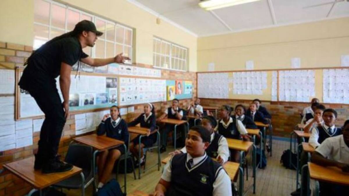 Profesor rapea para hacer sus clases más llevaderas
