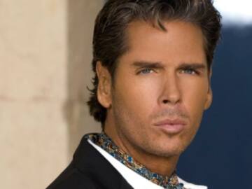 Palazuelos presume coche de kujo que le regaló Luis Miguel