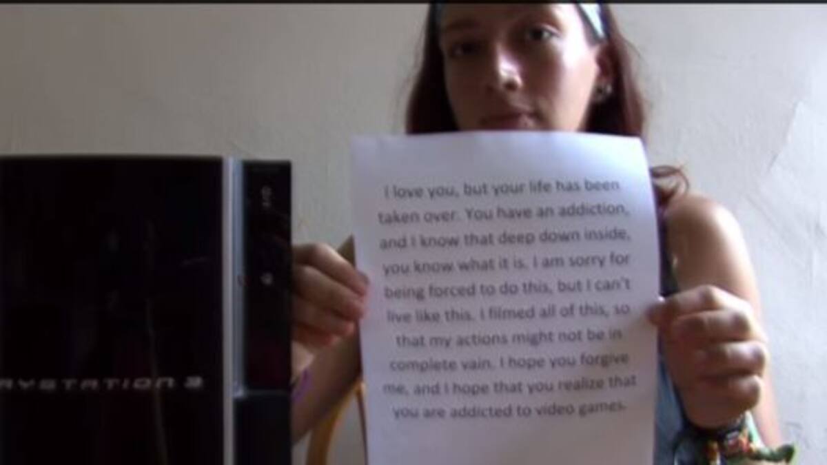 Novia enojada destruye la consola de videojuegos de su pareja y le exige tiempo y dedicación