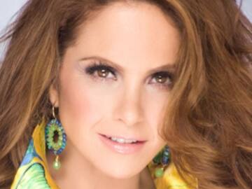 Lucero cautiva con sensual escote