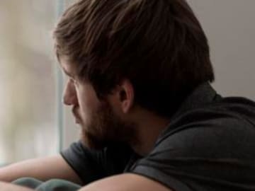 LA SOLEDAD ES TAN MALA COMO FUMAR UNA CAJA DE CIGARRILLOS