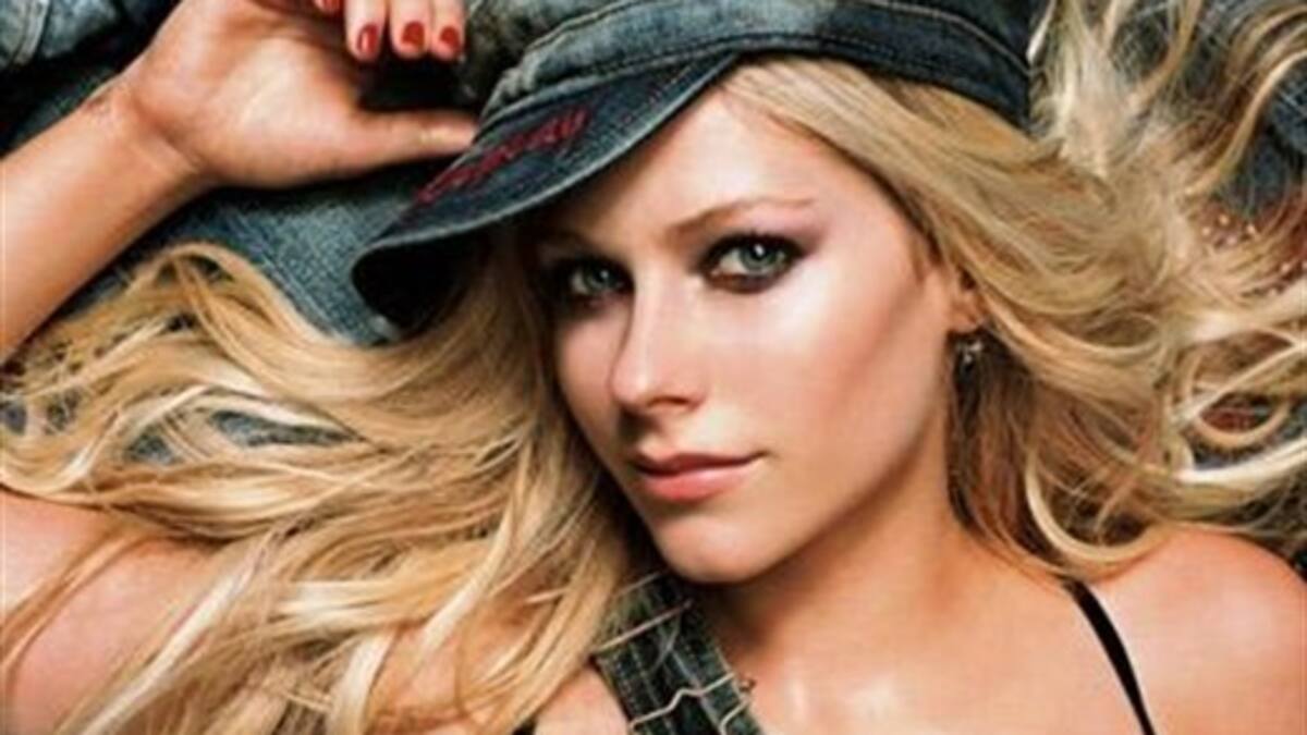 Regresa Avril Lavigne con What the hell
