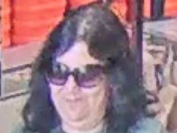 Mujer roba en bodas para llevarse los regalos de los novios