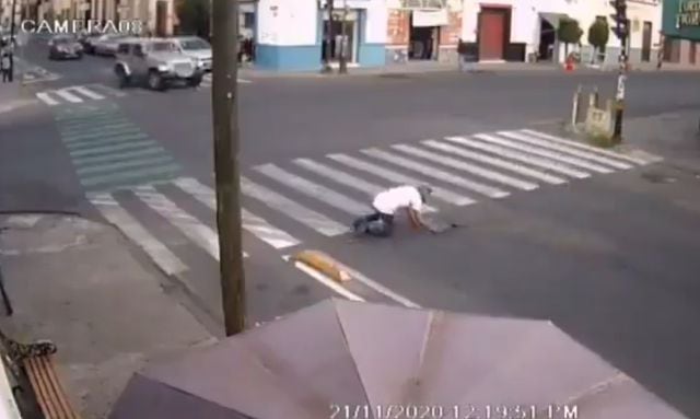 Por no respetar la señalización, peatones tropiezan con borlados en calle de Puebla