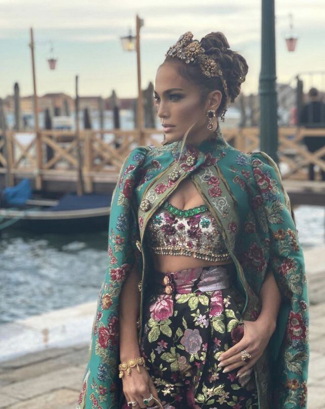 Atuendo de J Lo se hace viral por no quitarle la etiqueta