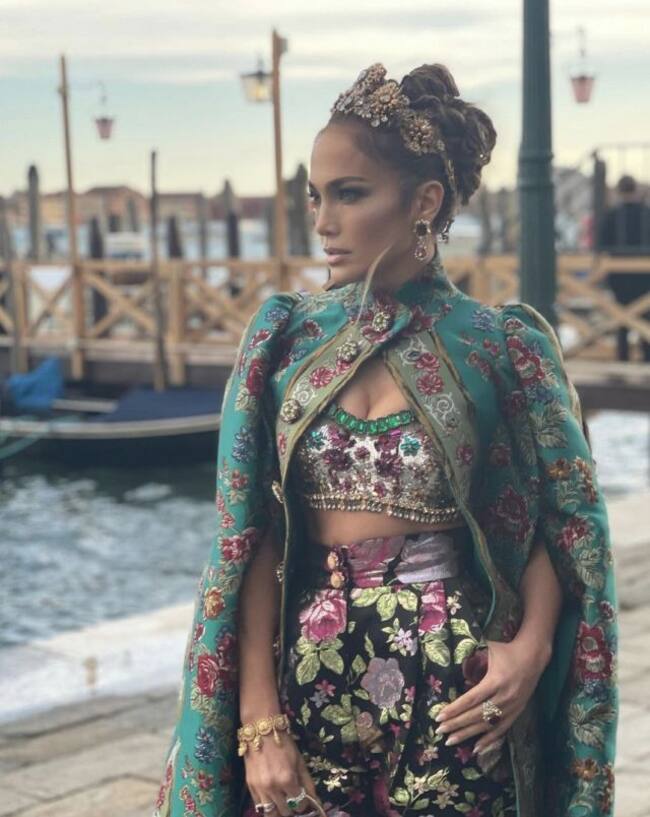 Atuendo de J Lo se hace viral por no quitarle la etiqueta