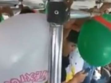 José José recibe homenaje en un microbús | VIDEO