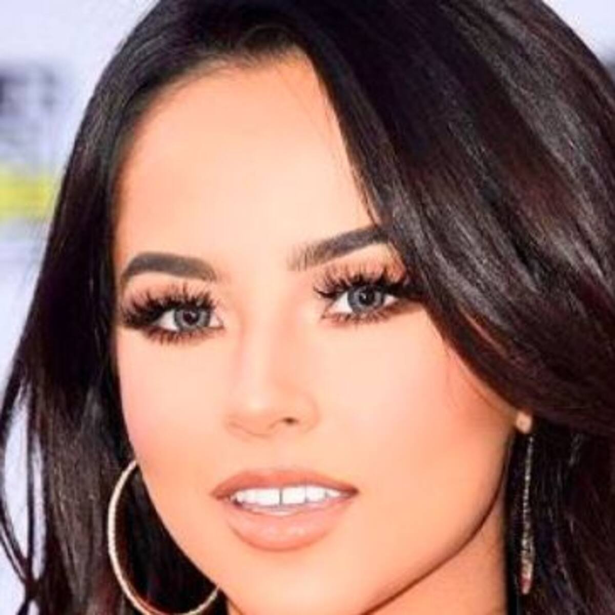 Becky G sube al escenario y enseña de más