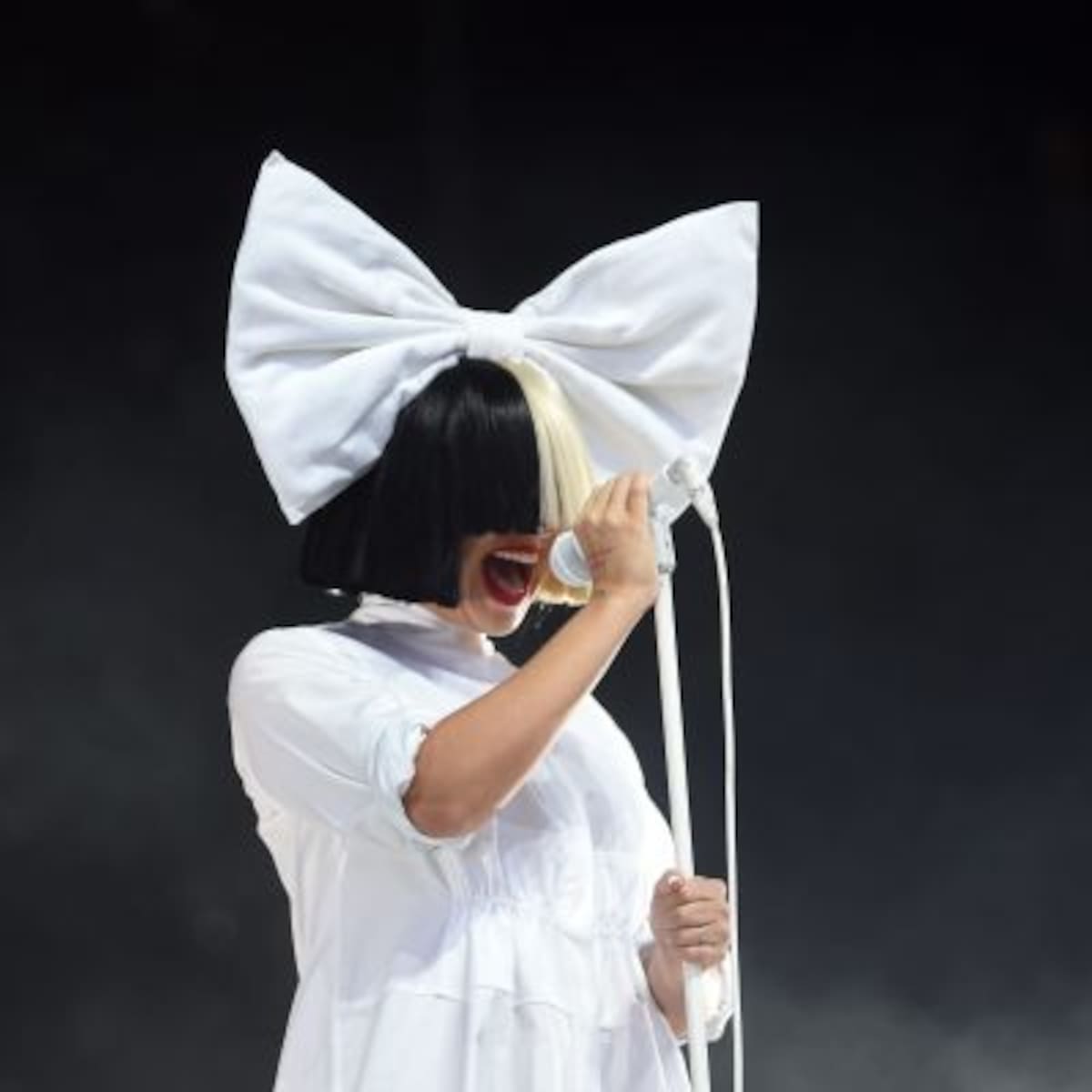 Sia se deja ver sin su peluca en aeropuerto