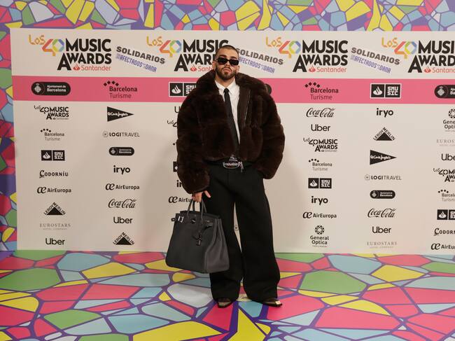 Manuel Turizo ha venido con un bolso enorme a LOS40 Music Awards Santander, tanto para guardar los posibles premios que consiga, como para recaudar ese dinero que irá destinado a la Fila Cero que hemos activado.