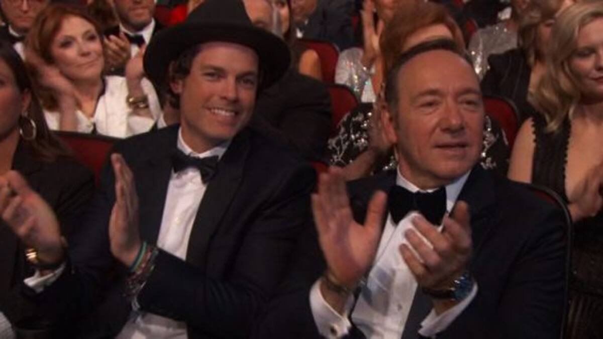 Conoce al guapo acompañante de Kevin Spacey en los Emmys