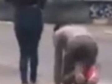 Puso a su novio a gatear en la calle por infiel