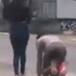 Puso a su novio a gatear en la calle por infiel