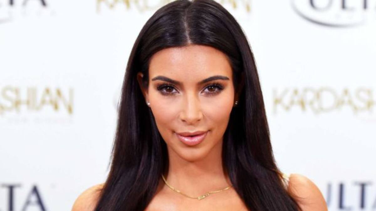 Kim Kardashian muestra su lado atrevido en una cama