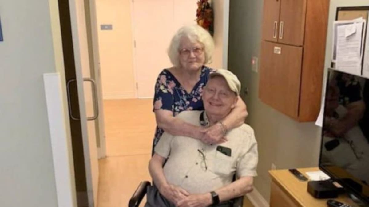 Abuelito arriesga su vida para tomar la mano de su esposa por última vez