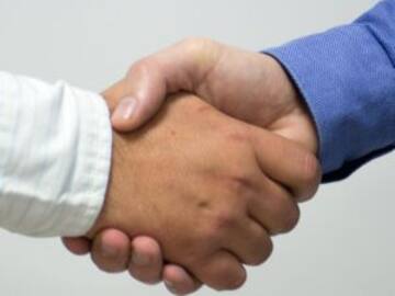 Un apretón revela tu estado civil y de salud