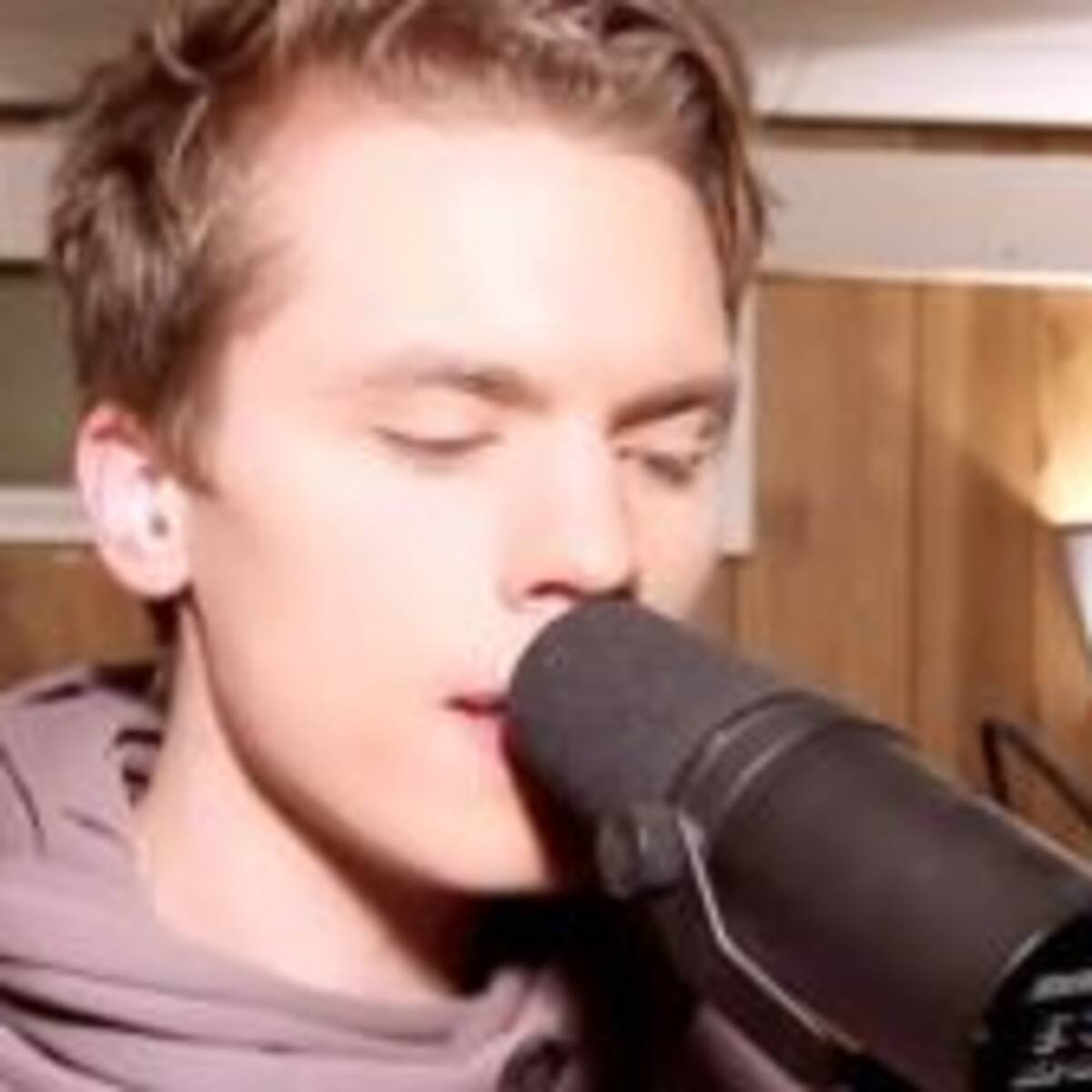 Un joven imita a 14 cantantes en un mismo vídeo